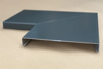 Angle noir et mat de couvertine